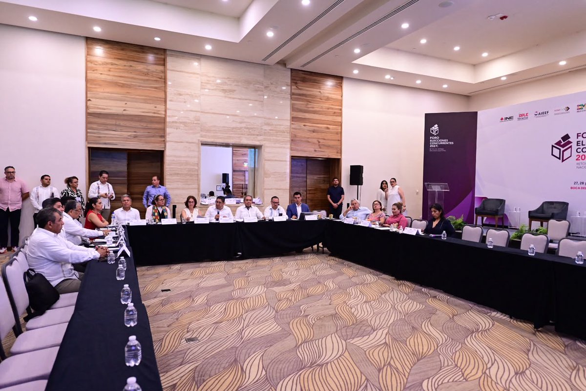 ople_Ver's tweet photo. #ActividadesOPLEV 🗳️En el marco del “Foro Elecciones Concurrentes 2027: Retos del Sistema Nacional Electoral”, el Secretario Ejecutivo del @ople_Ver, Mtro. Luis Fernando Reyes Rocha, condujo las actividades relativas a la reunión híbrida de Secretarios Ejecutivos de los #OPLE del país, con la destacada presencia de la Dra. Claudia Arlett Espino, Secretaria Ejecutiva del @INEMexico y del Mtro. Daniel Omar Gutiérrez Ruvalcaba, Presidente de la Asociación Mexicana de Fiscales Electorales (@AMFEMX) en la que se abordaron temas relevantes para la coordinación y preparación de los procesos electorales concurrentes 2026-2027.