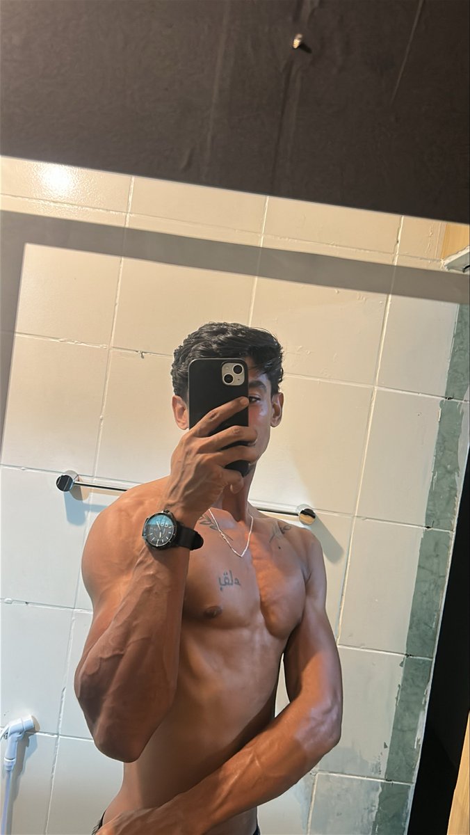 ufernand00's tweet photo. Treinar peito é bom dms né? https://t.co/UIJ9Qee83D