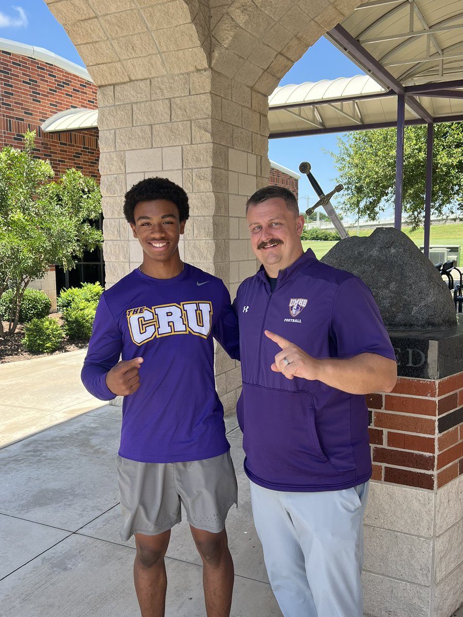 AntoineZavier's tweet photo. Visiting campus at UMHB I had a great talk with @Coach_Brace and @CoachOubre, I am proud to receive my first offer in my football career. I want to thank God for this opportunity as well as my family and coaches. @CoachAntoine @CoachCarlin @CoachAkina https://t.co/U5rvj7RudP