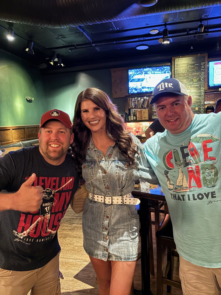 Aaron_Gasser24's tweet photo. Fun times tonight to support a great cause!! #CrushEmForCancer #ClevelandRocks @AndyMees216 @Bridget_Linton @thesportsGab @SirYacht_ 👊🍻 https://t.co/pzmV1qVeyl