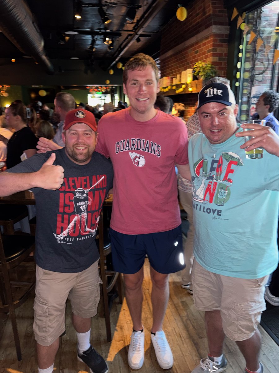 Aaron_Gasser24's tweet photo. Fun times tonight to support a great cause!! #CrushEmForCancer #ClevelandRocks @AndyMees216 @Bridget_Linton @thesportsGab @SirYacht_ 👊🍻 https://t.co/pzmV1qVeyl