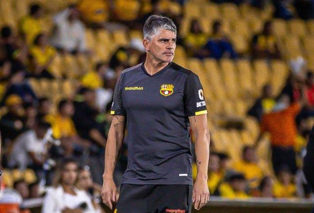 kaitorero's tweet photo. a memo lopez lo sacaron en 2024 aún cuando tenía 3 partidos para salvar el grupo, a Farías lo dejaron hacer la peor libertadores del club en 40 años https://t.co/DSa4Robigt