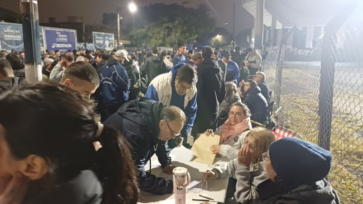 davidpaszucki's tweet photo. #Talleres | El dato a esta hora es que cerca  2300 socios firmaron el petitorio para solicitar la asamblea  extraordinaria. A La Boutique concurrieron más de 3000 hinchas https://t.co/dg6iFwv293