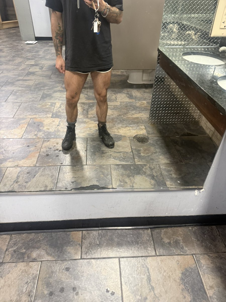 TheLowConTLB's tweet photo. Legs and body wooooooo https://t.co/pJW46Y2H3K