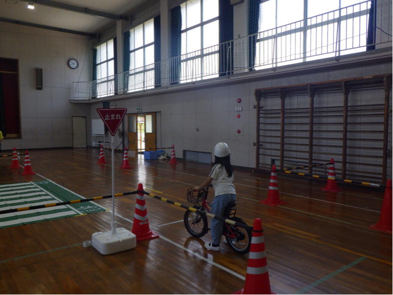 Mpp_mie's tweet photo. 【尾鷲署から】
　紀北町立東小学校で自転車交通安全教室を行いました🚲
自転車は車両の仲間です❗「止まれ」の標識・標示がある場所では必ず一時停止し、左右の安全を確認してから進みましょう👮🏻‍♂️
ヘルメットもかぶりましょう⛑ https://t.co/WqiKessSJv