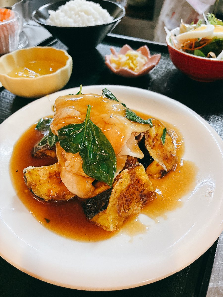 saika11014's tweet photo. 今週の週替わりランチ1100円おかずは【今季限定！揚げナスと豚バラのバジルソースかけ】です☺️ファンの方お待たせしました！大人気おかずとなっております✨ #高知市 #ランチ https://t.co/zMgHhmFutO
