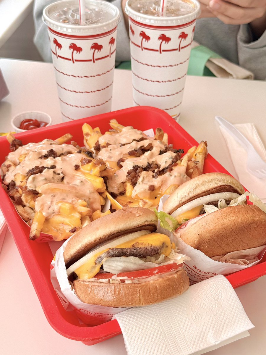 Chaeeeri's tweet photo. 퇴근길 오랜만에 인앤아웃 🍔🍟 https://t.co/NAcIB4ZZsZ