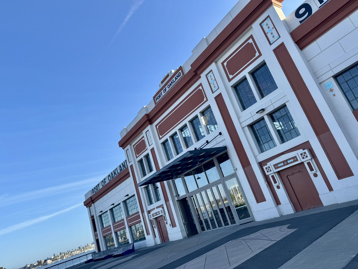 omorales81's tweet photo. Want bomb ass lumpia and drinksโฆ and play NBA Jam and other arcade cabinets for free? Hit up the homeys Alex Retodo and @E40 at the #PortOfOakland ๐ป #Gaming #NBAJam #Arcade #Lumpia #TownBiz @nbajam @lumpiaco https://t.co/ZOR3PvL3GP
