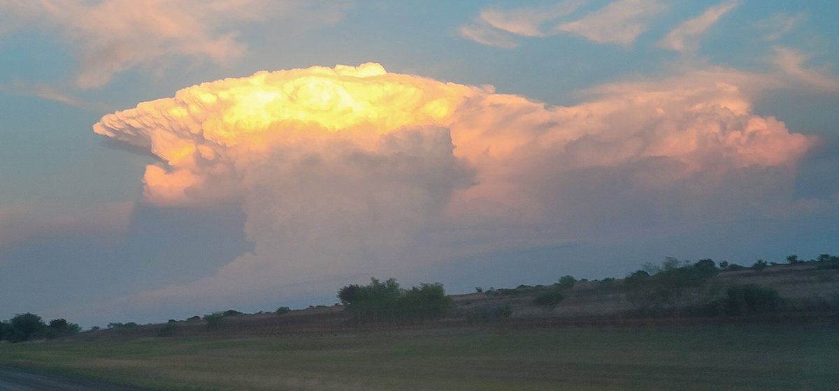 Due_Man's tweet photo. Looking Southeast from Guthrie, Texas on 114 of that thunderstorm camped out over Haskell, Texas

@TxStormChasers 
@ryanhallyall 

#txwx https://t.co/rQQh0MOhrq