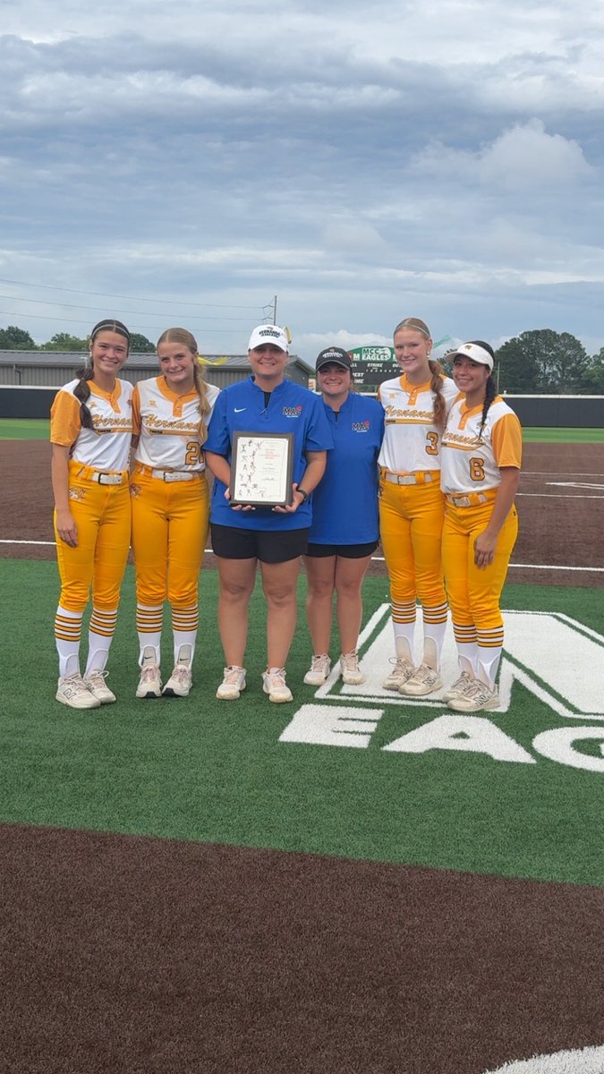 NandoSoftball's tweet photo. Lady Tigers are having a blast at the MAC Allstar games! Go Tigers! 🐅 #teamdcs https://t.co/mjydBb919Q