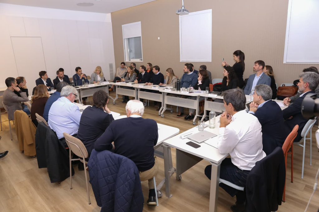 RossanaChahla's tweet photo. 🤝 Participé de una jornada organizada por @CIPPEC junto a intendentes de distintas ciudades del país, donde compartimos experiencias y debatimos sobre cómo construir gobiernos locales más eficientes, transparentes y preparados para impulsar el desarrollo económico y la generación de oportunidades.

📊 Durante el encuentro se presentó un estudio sobre clima de negocios en ciudades, que analiza distintos aspectos vinculados al desarrollo económico local y las herramientas con las que cuentan los municipios para acompañar ese proceso. La publicación reúne indicadores, herramientas de gestión y buenas prácticas implementadas en distintas ciudades de Argentina y América Latina.

🏛️ En San Miguel de Tucumán venimos avanzando en ese camino con medidas concretas: la digitalización de trámites, la habilitación comercial online, la modernización administrativa, la apertura de datos públicos y el fortalecimiento de espacios de participación y diálogo con el sector productivo.

💡Estamos convencidos de que un Estado ágil, transparente y cercano es clave para generar confianza, atraer inversiones, impulsar el empleo y acompañar a quienes trabajan, producen y emprenden todos los días en nuestra ciudad.