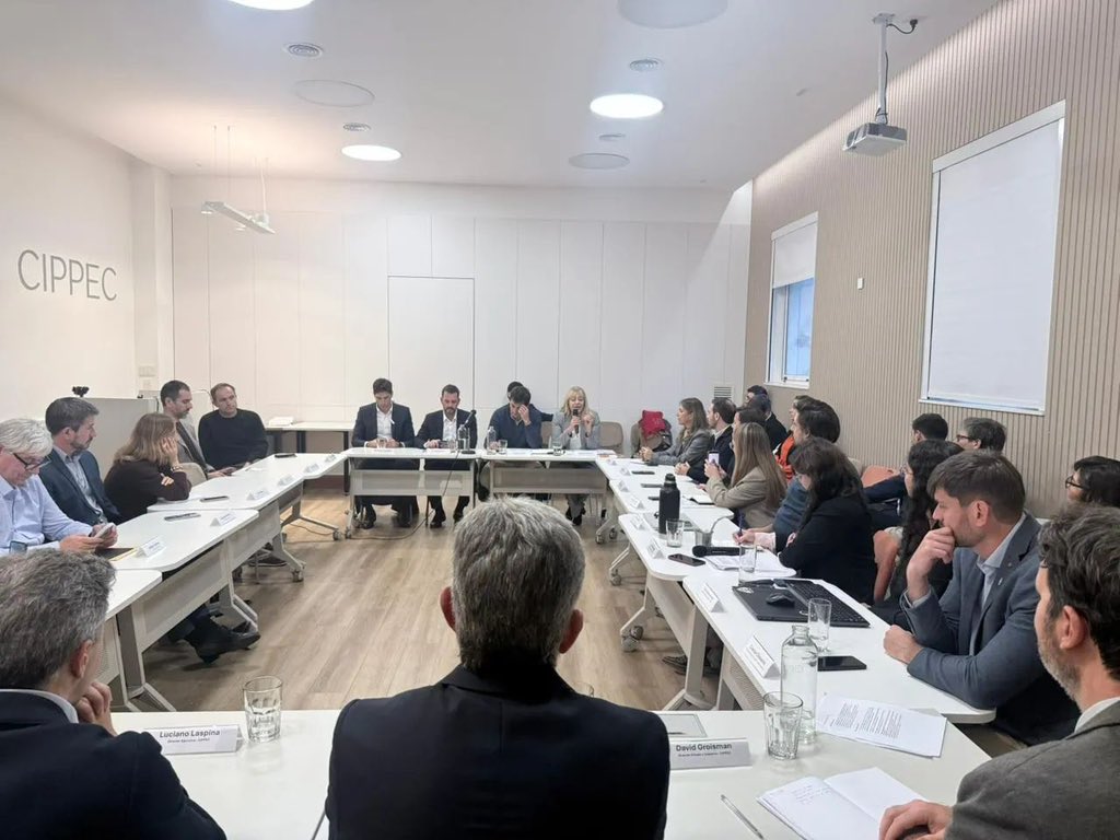 RossanaChahla's tweet photo. 🤝 Participé de una jornada organizada por @CIPPEC junto a intendentes de distintas ciudades del país, donde compartimos experiencias y debatimos sobre cómo construir gobiernos locales más eficientes, transparentes y preparados para impulsar el desarrollo económico y la generación de oportunidades.

📊 Durante el encuentro se presentó un estudio sobre clima de negocios en ciudades, que analiza distintos aspectos vinculados al desarrollo económico local y las herramientas con las que cuentan los municipios para acompañar ese proceso. La publicación reúne indicadores, herramientas de gestión y buenas prácticas implementadas en distintas ciudades de Argentina y América Latina.

🏛️ En San Miguel de Tucumán venimos avanzando en ese camino con medidas concretas: la digitalización de trámites, la habilitación comercial online, la modernización administrativa, la apertura de datos públicos y el fortalecimiento de espacios de participación y diálogo con el sector productivo.

💡Estamos convencidos de que un Estado ágil, transparente y cercano es clave para generar confianza, atraer inversiones, impulsar el empleo y acompañar a quienes trabajan, producen y emprenden todos los días en nuestra ciudad.