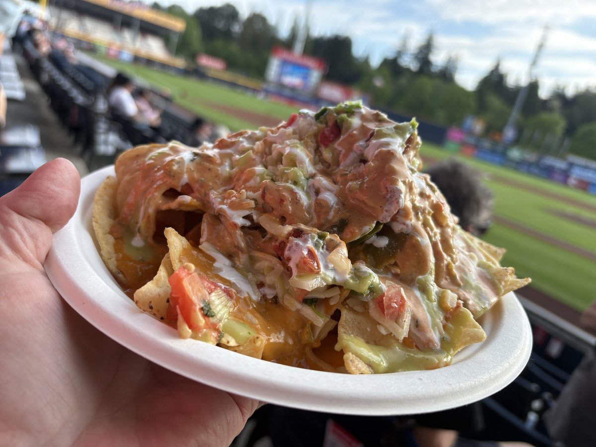 RORO_009's tweet photo. Now this is how ya do a @vancanadians game #AtTheNat https://t.co/R3wDO4RCex