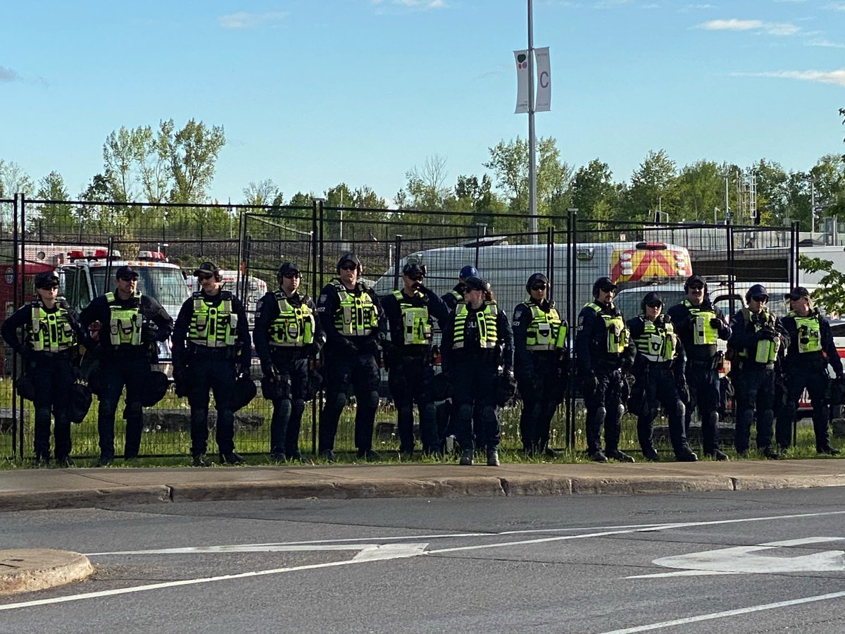 fahoo_foray's tweet photo. 6:55 on a beautiful Thursday morning, and already thugs from OPS, OPP, and even OFS, are lined up and waiting. a massive amount of overspending to protect conflict profiteers attending a weapons / tech festival.  #ShutDownCANSEC  #CANSEC https://t.co/9WmM0AVf2U