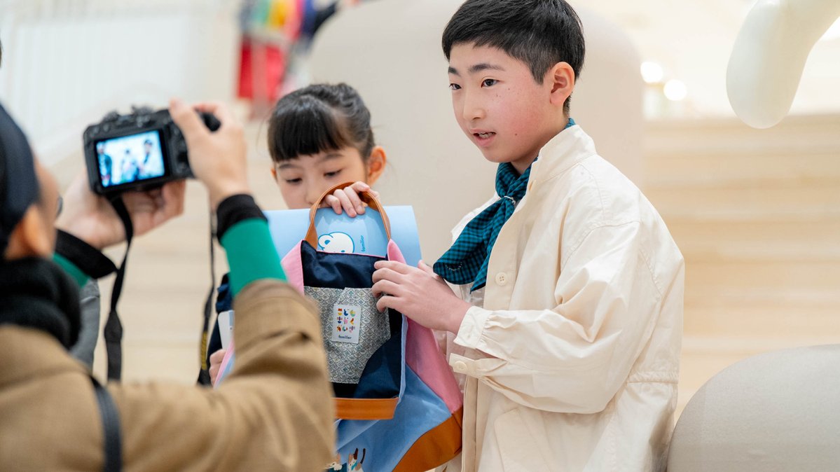 子ども企画会議第1弾では、ファミリアの代表的アイテム「デニムバッグ