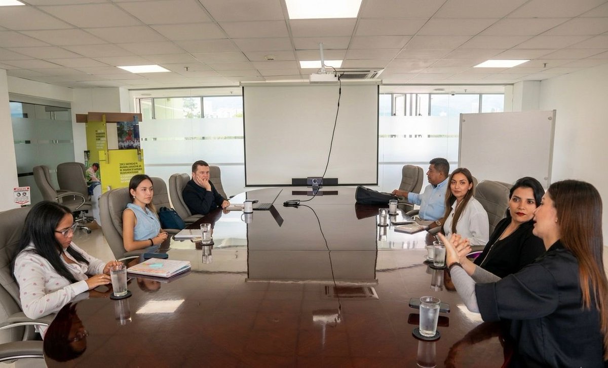 GobdeSantander's tweet photo. Desde la Gobernación de Santander seguimos trabajando por un Santander más competitivo e innovador. Nos reunimos con la Universidad Santo Tomás, la Cámara de Comercio de Bucaramanga, Zona Franca y demás aliados estratégicos para conformar el comité de trabajo de Santander Innova. Está Acción unificada que fortalece el emprendimiento, la innovación y el desarrollo empresarial de nuestra región

#santandercompetitivo