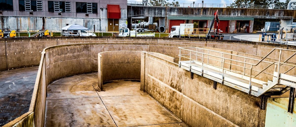 PipeManagement's tweet photo. Keeping live treatment plants running means planning every move. Our team safely cleaned a bioreactor and clarifier in just two weeks, using cranes, man cages and combo vacuum trucks to avoid disruption. Learn more: https://t.co/iYwYmeGyem https://t.co/UxQajyN1Rg