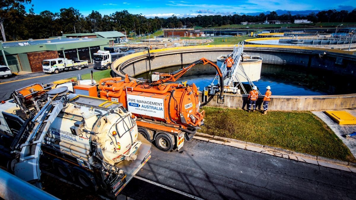 PipeManagement's tweet photo. Keeping live treatment plants running means planning every move. Our team safely cleaned a bioreactor and clarifier in just two weeks, using cranes, man cages and combo vacuum trucks to avoid disruption. Learn more: https://t.co/iYwYmeGyem https://t.co/UxQajyN1Rg