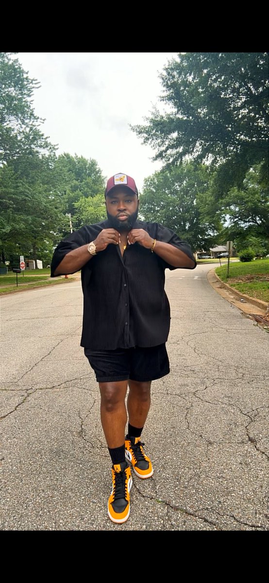 MrOrdinaryOne's tweet photo. I use to try to be something I wasn’t to be liked by others. Now they have to accept me for me. My masculine &amp; feminine energy, this stomach, my manicured nails, playing makeup sometimes, &amp; my passion for being my authentic self. #butchqueen https://t.co/ln49GtpMvz
