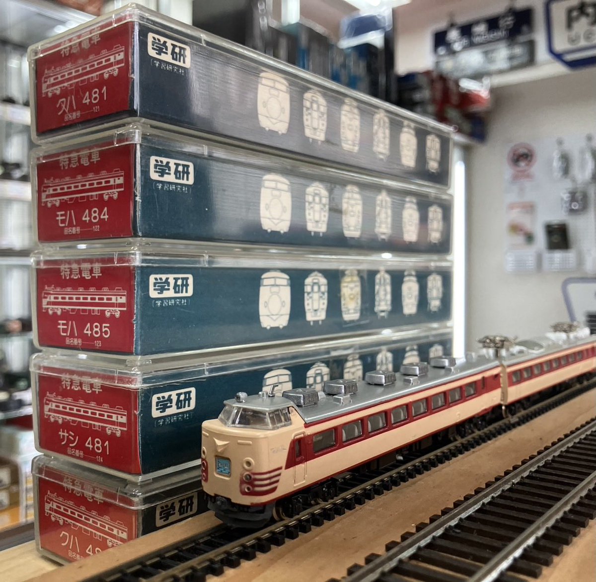 RyogokuTablet's tweet photo. 【鉄道模型買取専業🦃両国たぶれっと】
ビンテージNゲージ❗️学研製485系5両‼️エル特急全盛時代の懐かしいアイテム✨5両に差しを入れ込むのはご愛嬌😛 https://t.co/MFsbQuLu4u