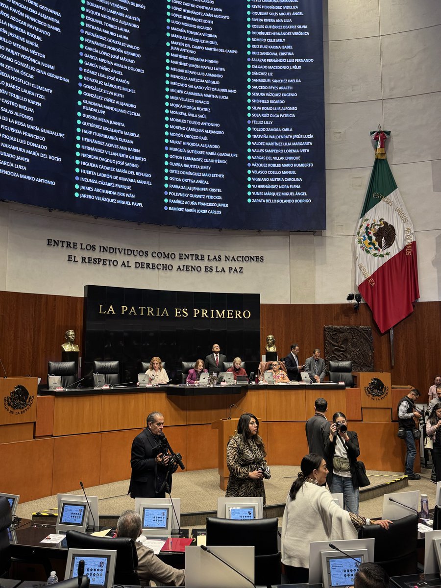 fbraca29's tweet photo. Iniciamos la sesión extraordinaria ✍🏼. Será un día bastante extenso, se espera que terminaremos alrededor de las 4:00am. #iniciamos  #Senado @senadomexicano https://t.co/v0JodfMfwB