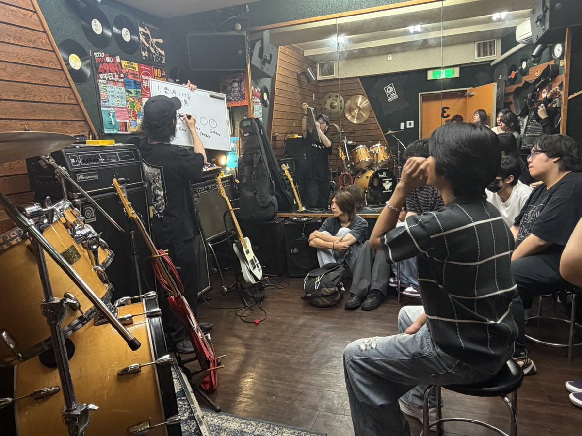 TY_KEION's tweet photo. 〈スタジオ講習会〉
5/28に池袋ペンタで講習会を店長のひらこさんに行っていただきました！

新入生向けに各楽器の使い方やスタジオ機材の使い方を丁寧に教えて頂きました！！

これでスタジオの使い方はバッチリ👍

最高のバンドライフのスタートをきれると思います！

@penta_ikebukuro https://t.co/NgI68vY1nX