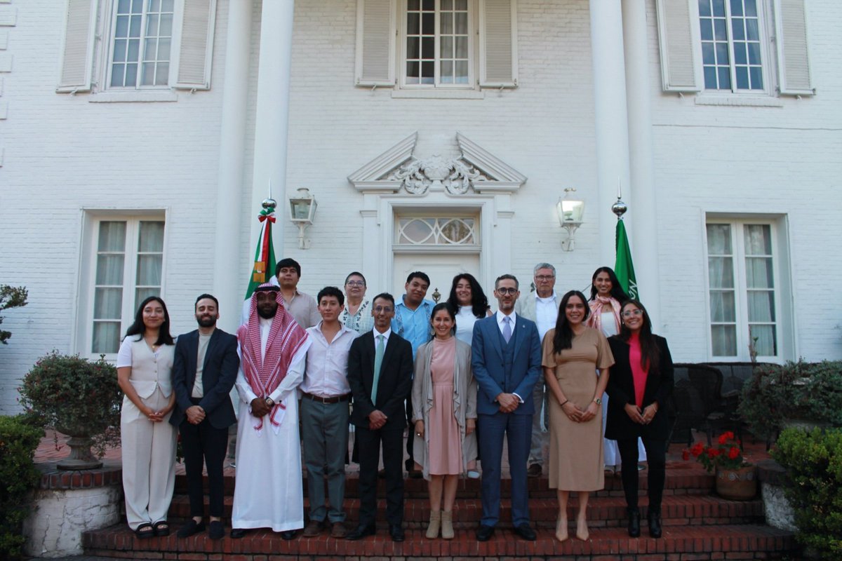 KsaEmbassyMX's tweet photo. La Embajada de Arabia Saudita en México 🇸🇦 @KsaEmbassyMX realiza “MAJLIS” 🏛️ un evento sobre la arquitectura como puente entre #culturas: un espacio para dialogar sobre tradición, identidad, memoria y la forma en que habitamos y construimos vínculos entre territorios con la colaboración @fundarqmx, donde han participado en dicho evento varios especialistas, expertos e investigadores en la arquitectura.🇸🇦🤝🇲🇽

نظمت سفارة المملكة في مكسيكو سيتي @KsaEmbassyMX ندوة علمية #المجلس، شارك فيها مجموعة من الباحثين والأكاديميين المهتمين بفنون العمارة والتصميم، وبالتعاون مع @fundarqmx حيث تناولت ندوة #المجلس أهمية العمارة والتصميم الهندسي كملتقى ثقافي يُبرز فيه ثقافة وهوية الدول والاستفادة منها كواجهة للحضارة الإنسانية. 🇸🇦🤝🇲🇽