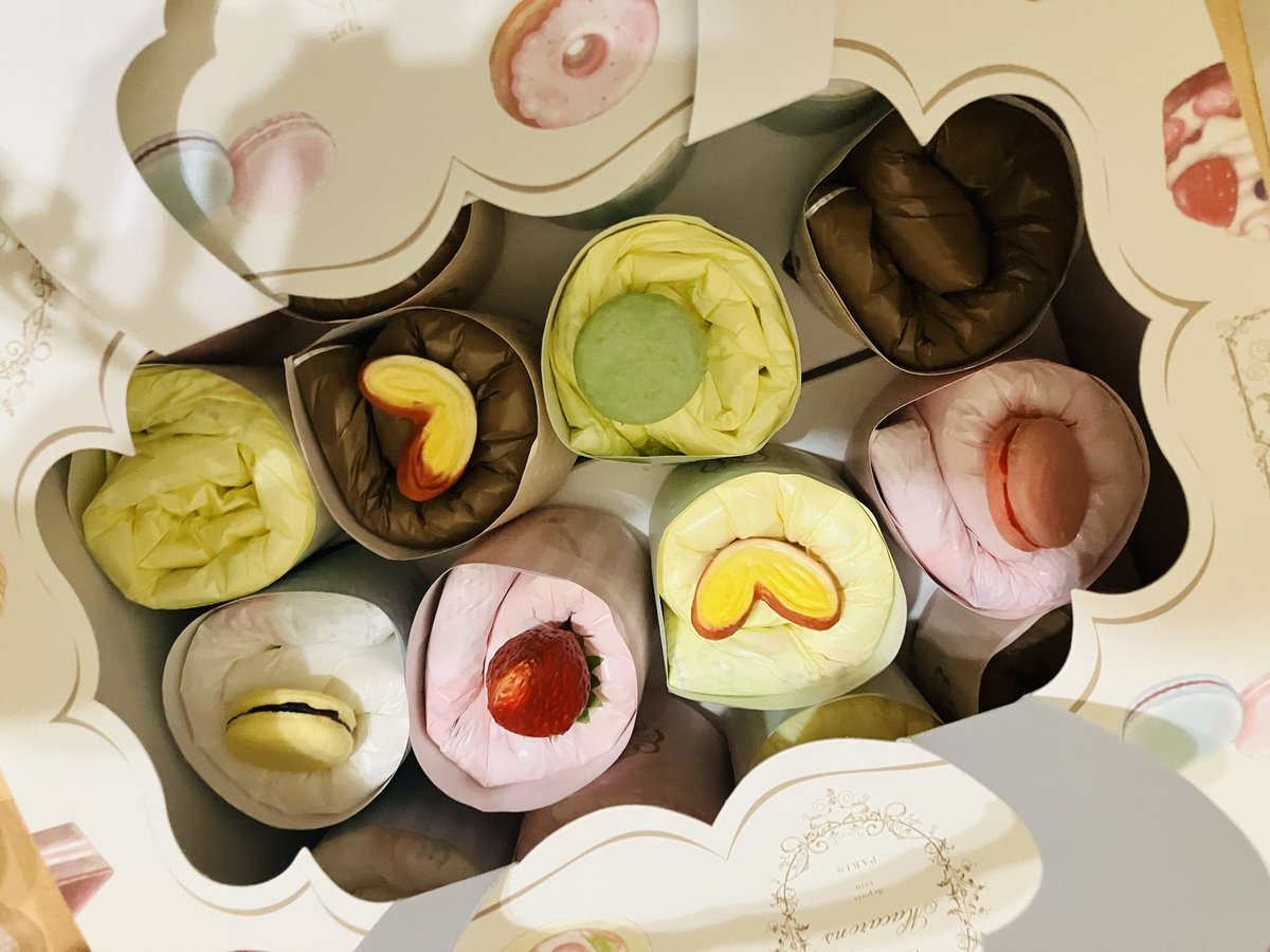 ff14_mimi's tweet photo. おむつケーキいただいた🍰💕
存在は知っていたけれど、こんな可愛いのもあるのね！ってなったのと同時に、独身や子なしの友人やから、調べたり周りの子持ちの人に聞いてくれたりしてお祝いを選んでくれたんやなって感じて嬉しさが倍増🥹 https://t.co/6buRKoVzDE