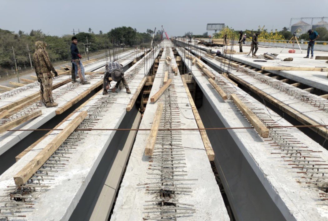 SICT_Veracruz's tweet photo. #QueNoSeTePase 📸 #Fotogalería

🚧 Los trabajos de construcción del Distribuidor Vial de Acceso al Puerto de Veracruz registran un avance del 70%.

🛣️ Las acciones se realizan sobre la carretera federal Mex-140 Xalapa–Veracruz, en el tramo Santa Rita–Tamsa.

📍 La intervención comprende del km 93+350 al km 95+320 para fortalecer la conectividad, movilidad y seguridad vial.