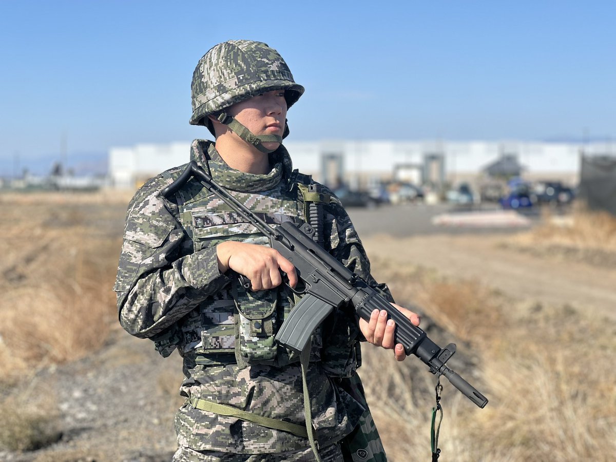 TryfingDivision's tweet photo. They USMCified the ROKMC
Also used the civilian version of the K2 (DR200) they sell in the US that uses a wire stock

Classic “white person is an expert about Asian militaria” https://t.co/XjGJ73s6kU