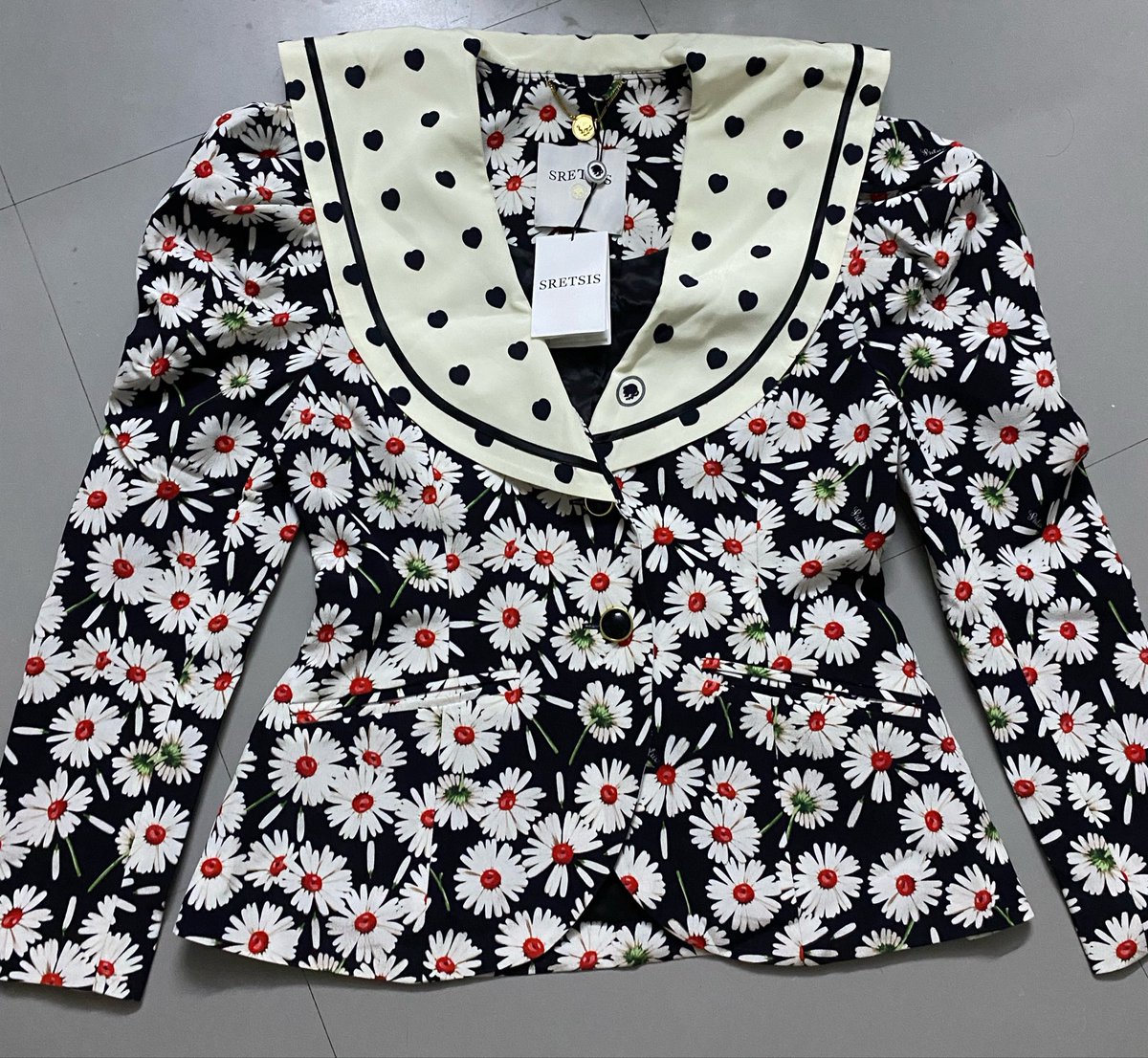 APhnisaa's tweet photo. 🌼 WTS SRETSIS Once Upon A Time Jacket - Black Daisy 🌼
✨ New with Tag ไม่เคยสวมใส่
✨ Size US2 / 36
✨ ป้ายและแท็กครบทุกชิ้น
✨ สภาพ 100%
💰 ราคาเต็ม 17,500฿
🏷️ ขาย 4950 ฿ (ต่อรองได้)
📦 ส่ง Flash / Kerry
สนใจ DM ขอรูปเพิ่มเติมได้ค่ะ
#Sretsis #เสื้อผ้าแบรนด์เนม #เสื้อผ้ามือสอง https://t.co/vxUhiqCxmH