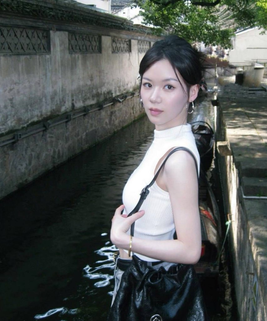 BTCchigua's tweet photo. #清纯反差 #恶意泄密 #BTC吃瓜站 #自拍偷拍 #情侣泄密 浙江宁波女大学生极品反差骚母狗，跟前男友性爱视频曝光，外表清纯优雅，在床上穿上各种极致反差情趣内衣，黑丝勾引男友大吊调教母狗 @XXY177  @btc_jx https://t.co/DpnIJ5hfcW
