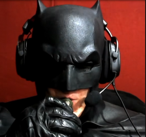 IguelDavid's tweet photo. Alguém tem aquele vídeo do batman e do coringa fumando vape numa live onde o batman se despede ao som de something in the way enquanto some na fumaça do próprio vape? https://t.co/FcglN1mz1z