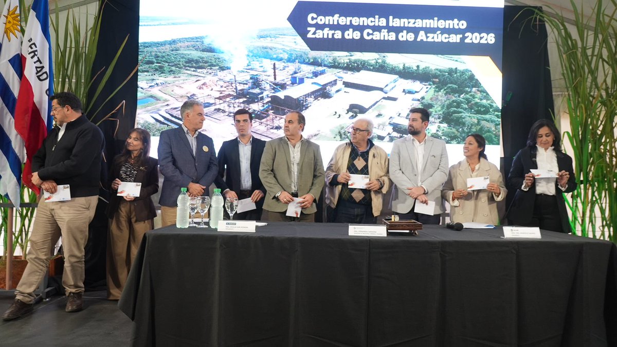 MGAPUruguay's tweet photo. En la jornada de #hoy, el ministro @AlfredoFratti, junto al presidente @OrsiYamandu, y otras autoridades nacionales, asistió al lanzamiento de la 20° zafra de caña de azúcar, en el complejo agroindustrial de ALUR, en Bella Union.  

En la oportunidad el Presidente Yamandú Orsi, en su discurso, destacó que ALUR da trabajo directo a miles de personas, y de manera indirecta a un pueblo entero. "Lo que esta tierra recibe lo devuelve multiplicado" aseguró el jefe de estado.