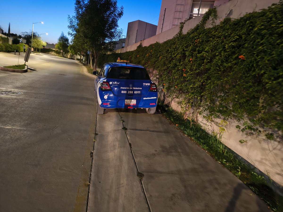 pableishon's tweet photo. Zurich Mexico, estos son sus ajustadores. Estacionan sus vehículos sobre la banqueta y bloquean el paso peatonal. Tuve que bajar a la calle con mi hija y su amiguita de 3 años para que pudieran pasar con sus triciclos. @ZurichenMexico @ZurichMexico https://t.co/I6pzqMnHfN