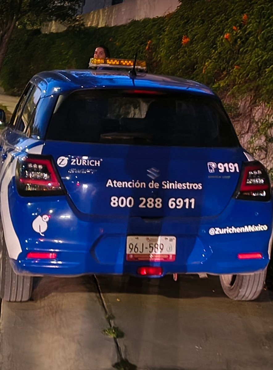 pableishon's tweet photo. Zurich Mexico, estos son sus ajustadores. Estacionan sus vehículos sobre la banqueta y bloquean el paso peatonal. Tuve que bajar a la calle con mi hija y su amiguita de 3 años para que pudieran pasar con sus triciclos. @ZurichenMexico @ZurichMexico https://t.co/I6pzqMnHfN