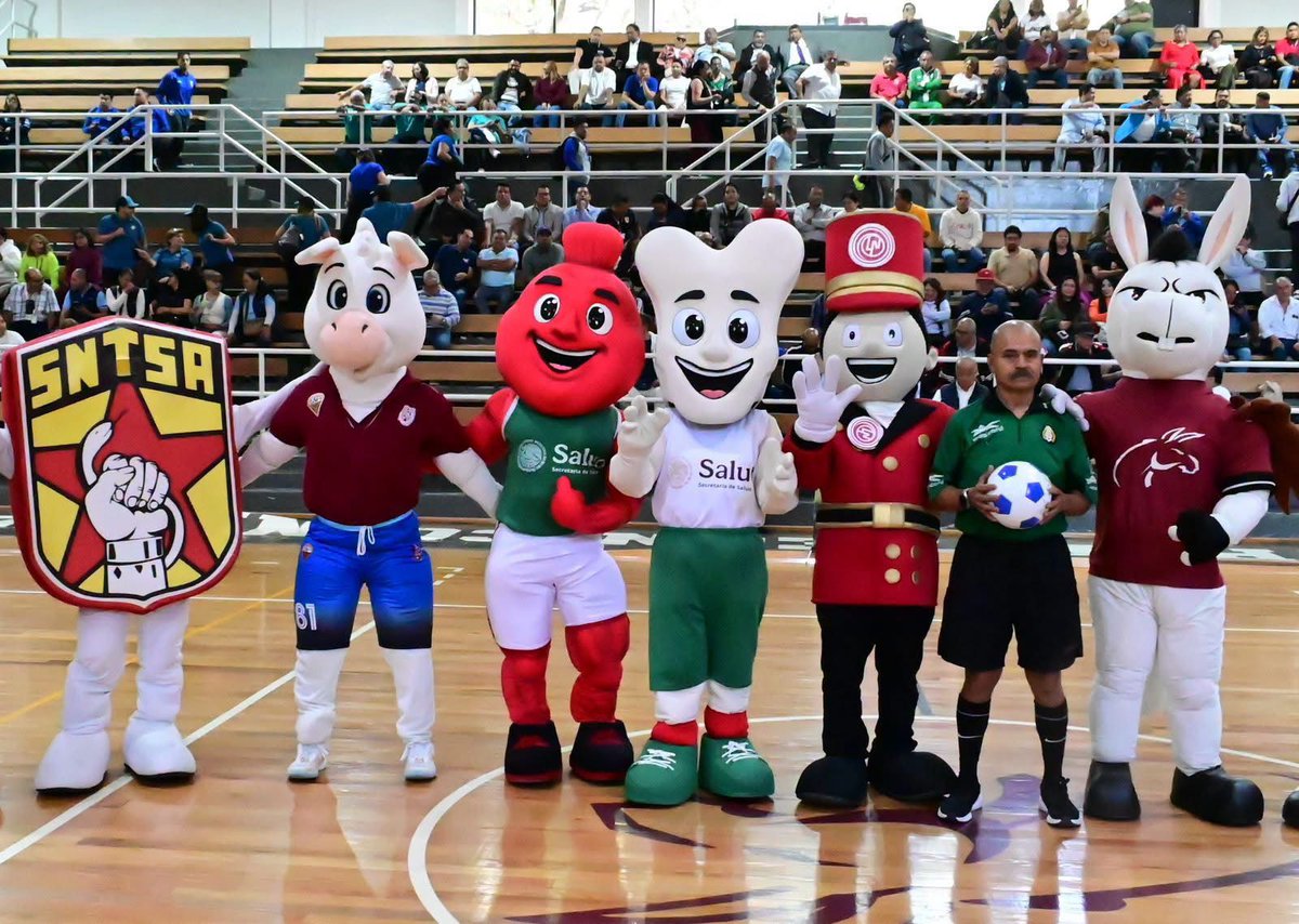 FSTSEmx's tweet photo. 📍!Gran momento del Encuentro Amistoso de Fútbol Soccer entre Botargas “Salud en el Mundial Social 2026”! ⚽🔥

Se vivió un gran día junto a las botargas participantes y autoridades,  en el evento realizado el día de hoy en el Gimnasio “El Carrillón” de la Unidad Profesional “Lázaro Cárdenas” del Instituto Politécnico Nacional.

Gracias a  la asistencia de las y los Secretarios Generales de los Sindicatos Federados de la FSTSE, quienes participaron con gran entusiasmo y compromiso. 

Este gran evento se dio en el marco de las actividades del Mundial Social 2026 y de la Semana Nacional de Salud Pública, promoviendo el deporte, la disciplina y la prevención en salud.

¡El deporte y la promoción de la salud nos unen!

#SindicatosUnidosFSTSE #SaludEnElMundialSocial2026 #SemanaNacionalDeSaludPública #DeporteYSalud
@GabyCuevas
@DanielAceves84