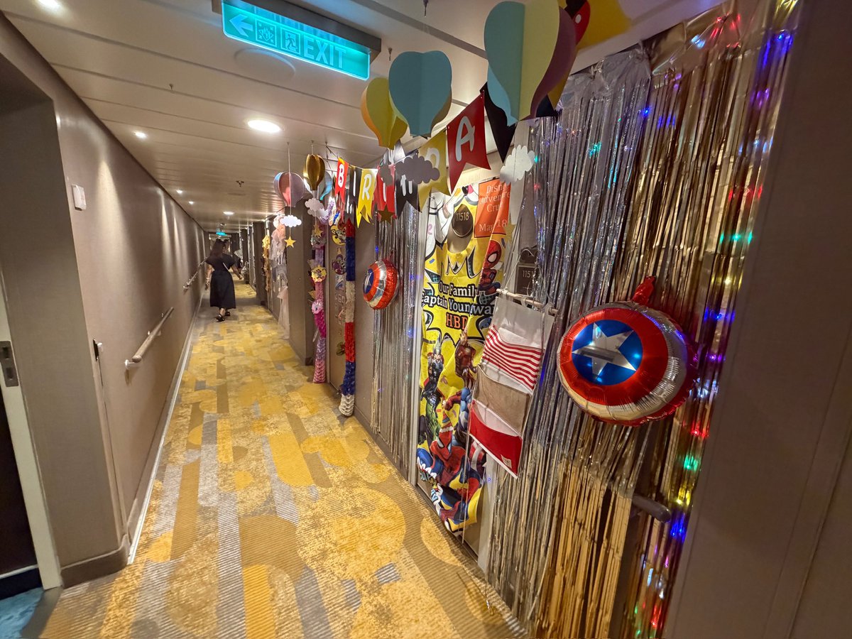 tanubenben's tweet photo. アドベンチャーに乗船したときは、1stクルーズの高揚感なのか、中華圏特有の見栄文化によるものなのか、ちょっとドアデコが目に余る状態だったので、そらそうやろって感想…
避難路なので安全上の懸念もあるし。

脈々と醸成してきたDCLの文化をこうやって明文で規制しなければならない状況は残念。 https://t.co/gsmc6wD5lh