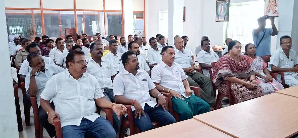 KaveriAMR's tweet photo. கரூர் மாவட்ட பாரதிய ஜனதா கட்சியின் மாவட்ட நிர்வாகிகள், மண்டல் தலைவர்கள் மற்றும் அணி/பிரிவு மாவட்ட தலைவர்கள் ஆலோசனைக்கூட்டம் நேற்றைய தினம் மாவட்ட பா.ஜ.க அலுவலகத்தில் @bjpkarurdt மாவட்ட தலைவர் ஆற்றல்மிகு செயல்வீரர் திரு @VVSenthilnathan அவர்களின் தலைமையில் நடைபெற்றது-
(1/3) https://t.co/zuhJh9dlk9