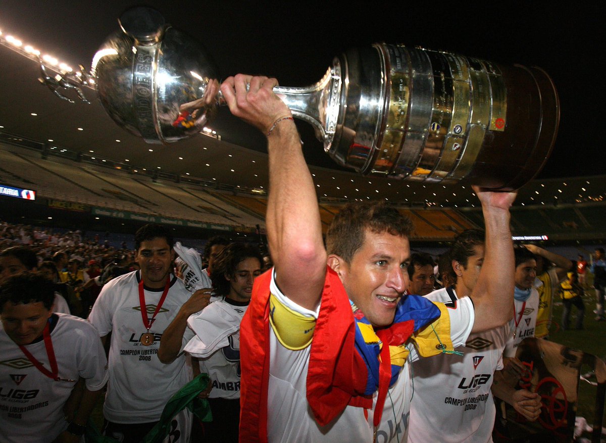 mundoalboec's tweet photo. Definición de “Equipo copero”: club legendario que no necesita explicar su grandeza. Te gana con la camiseta, con la historia y con esa costumbre peligrosa de saber exactamente cuánto pesa la copa. Liga Deportiva Universitaria fenómeno social del Ecuador. https://t.co/jajSDqA9Kv