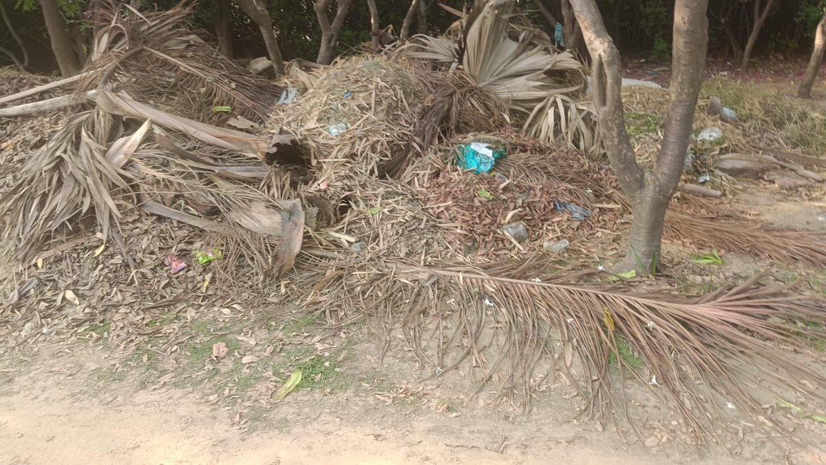 Simpli_vaibhav's tweet photo. GNIDA park opposite Gaur City Mall is in terrible condition. No watering, plants are dying, walking paths are broken, and open gym equipment is damaged. Since the maintenance contract expired, no one is maintaining the park.
Requesting @OfficialGNIDA to take immediate action. https://t.co/OWnL0DTBAw