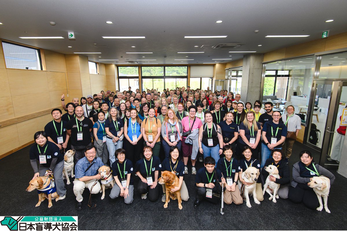 JGDA_GuideDog's tweet photo. 【にちもうトピックス】IGDF（国際盲導犬連盟）カンファレンス🌏
5/14～5/17の4日間、パシフィコ横浜でIGDFカンファレンスが開催されました🦮
日本での開催は12年ぶり。27の国と地域から盲導犬育成に関わる方々が約400名集まり、様々な発表と意見交換が行われました🗣️
それぞれの団体、国や地域での盲導犬育成の現状や課題について発表されました！
また、最終日には神奈川訓練センター見学ツアーも行い、ツアー参加者と職員で記念撮影しました📸✨
#日本盲導犬協会 #盲導犬 #guidedog #視覚障害 #IGDF