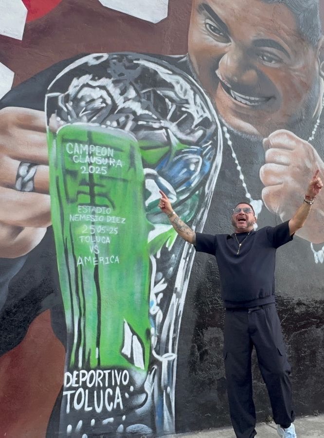 chussque's tweet photo. El Turco Mohamed ya firmó su mural, acudió a Santa Ana para ver de cerca la barda que le dedicaron los de la @LBR2004 @TolucaFC https://t.co/aWNLfgVTUO
