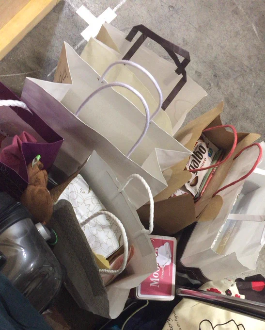 デザフェス初出展の2017年 売上と差し入れの量がすごくてなかなか越えられなかった ファンは8割女性で絵は今と全然違う ずっと活動してると色々な変化があっておもしろい