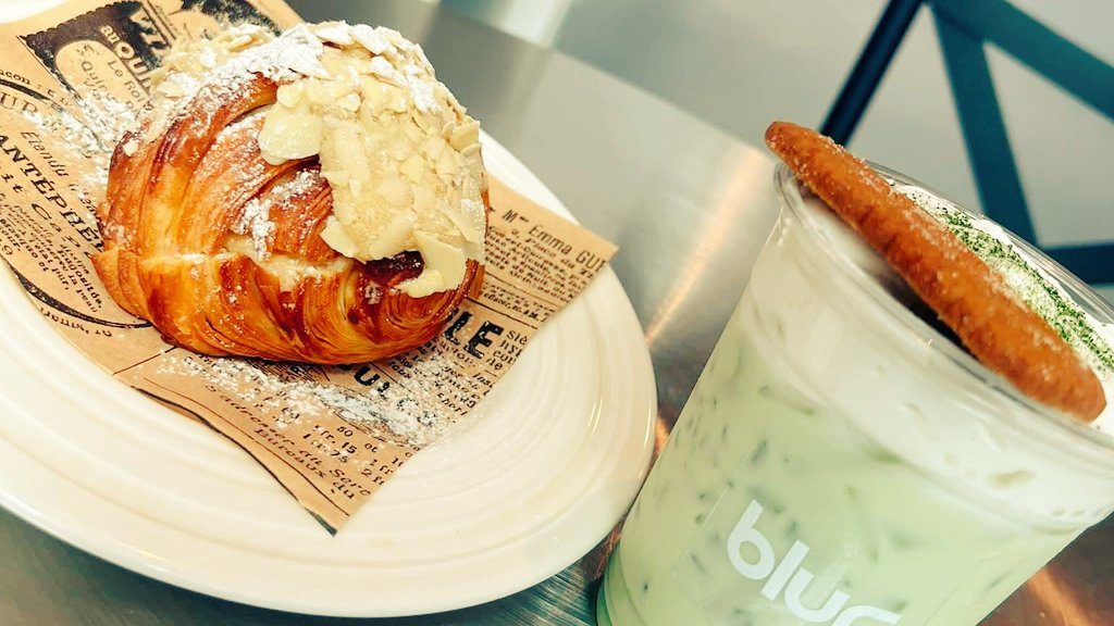 TiewLikeSara's tweet photo. Blur Cafe​ | คาเฟ่หน้าโรงแรมวังแก้วที่ฟีลดีเกินคาด 

Cafe Pet Friendly🐾
มีทั้งกาแฟ เบเกอรี่ อาหาร และมุมถ่ายรูปเยอะมาก 📸 นั่งชิลได้ยาว ๆ แอร์เย็นสบาย

กาแฟดี ขนมหอม
ส่วนรูปในมือถือ.. เต็มก่อนกลับ😆

📍 Blur Cafe Phitsanulok

#BlurCafe #คาเฟ่พิษณุโลก #PetFriendl #เที่ยวLikeสาระ https://t.co/neufTBNXtV