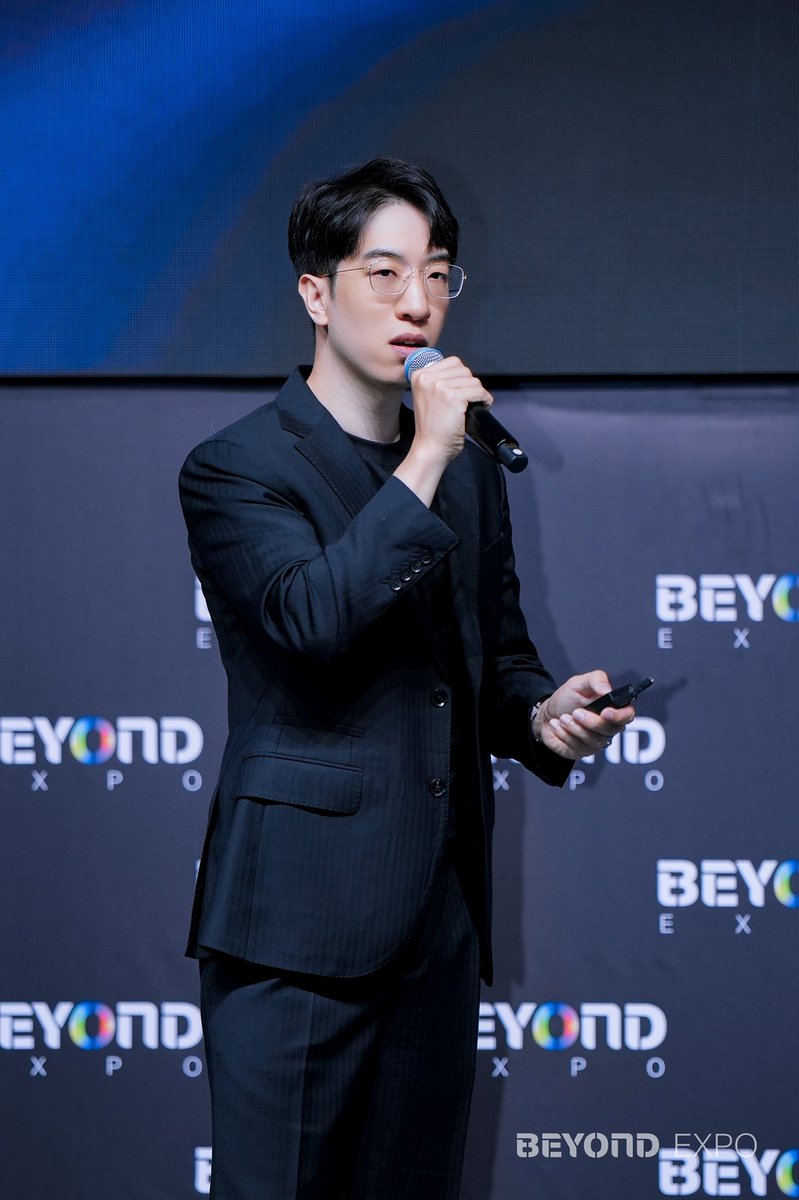 jackyavalabs's tweet photo. My first ever conference in Macao, Beyond Expo was absolutely incredible and look who I met! 

Go Avalanche! 🔺

#zhangweili #avalanche https://t.co/RkbqPduNAs