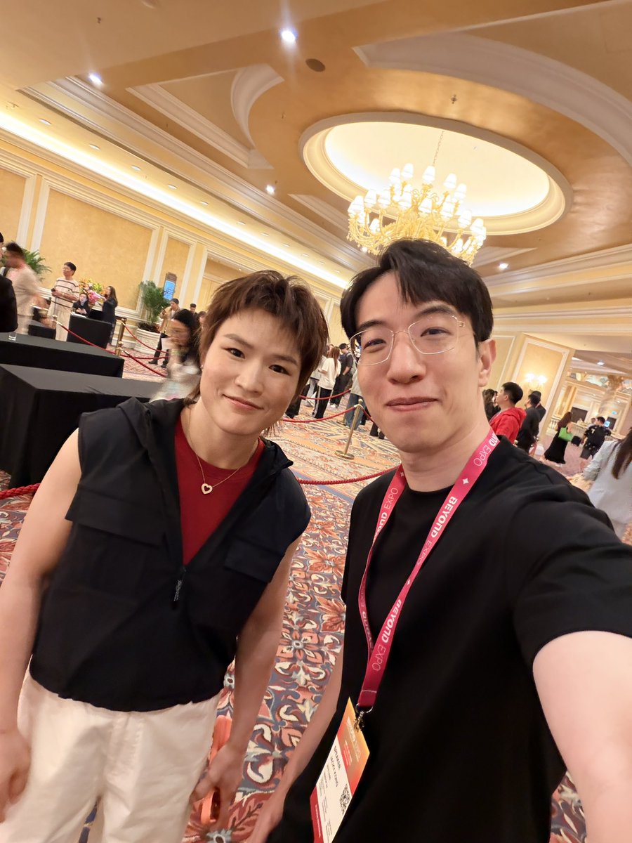 jackyavalabs's tweet photo. My first ever conference in Macao, Beyond Expo was absolutely incredible and look who I met! 

Go Avalanche! 🔺

#zhangweili #avalanche https://t.co/RkbqPduNAs