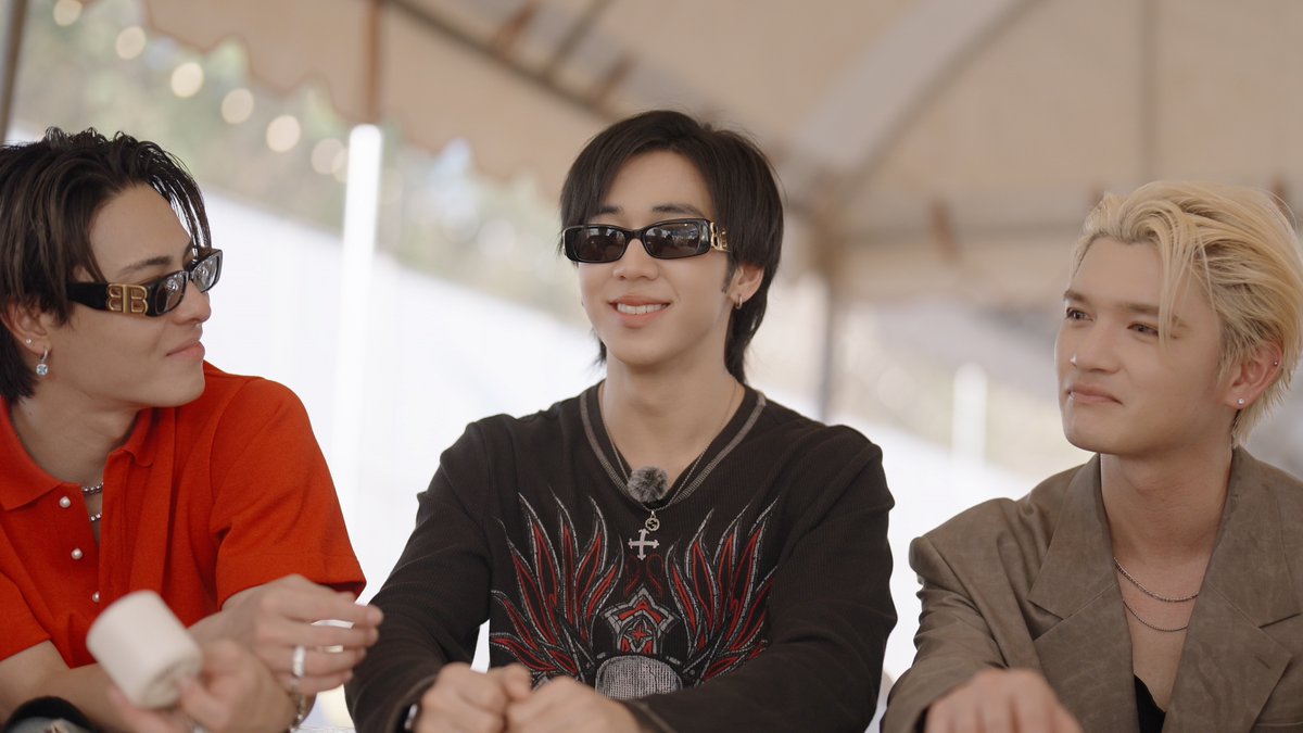 ManGu_Magazine's tweet photo. เคมีดีเกินต้าน! “CLOUD DREAM project by G&LDH” EP.2
พาแฟนๆ ฟินกับมิตรภาพไทย–ญี่ปุ่นสุดอบอุ่น

เติบโตและเรียนรู้ ผ่านความแตกต่าง เคมีเริ่มชัด มิตรภาพเริ่มก่อตัว กำแพงระหว่างกันค่อยๆ จางไป… สำหรับ “CLOUD DREAM project by G&LDH” Documentary Series EP.2 จะพาแฟนๆ ไปสัมผัสช่วงเวลาสุดอบอุ่นของศิลปินไทย–ญี่ปุ่นทั้ง 7 คน ระหว่างการเดินทางบนความฝันร่วมกัน ท่ามกลางความแตกต่างของสองวัฒนธรรมแต่ความสัมพันธ์กลับค่อยๆ เติบโต ผ่านโมเมนต์เล็กๆ ที่เต็มไปด้วยความจริงใจที่อันใหญ่
โปรเจกต์ที่เกิดจากความร่วมมือระดับ Global ระหว่าง GMM Music และ LDH JAPAN ในนามG&LDH ยังคงเดินหน้าส่งต่อเรื่องราวของศิลปินทั้ง 7 คน ที่มีความฝันและเป้าหมายเดียวกัน นำทีมโดย 3 ศิลปินไทย “หลุยส์, ฟอร์ด และ ฟลุ๊ค” จาก FLIO ร่วมกับ 4 หนุ่มจาก WOLF HOWL HARMONY from EXILE TRIBE ได้แก่ RYOJI (เรียวจิ), SUZUKI (ซูซุกิ), GHEE (กี) และ HIROTO (ฮิโรโตะ) ถ่ายทอดเรื่องราวผ่าน Documentary Series ทั้งหมด 8 ตอน
ใน EP.2 ผู้ชมจะได้สัมผัสถึงจุดเริ่มต้นความฝันของ “SUZUKI” และ “หลุยส์” พร้อมเห็นความสัมพันธ์ของทั้ง 7 คนที่เริ่มแน่นแฟ้นมากขึ้น ผ่านโมเมนต์น่ารักๆ อย่าง “SUZUKI” ช่วยเซ็ตผมให้ “หลุยส์” ไปจนถึง “HIROTO” ช่วยแต่งหน้าให้ “ฟลุ๊ค” กลายเป็นภาพความสัมพันธ์ที่ดูแลกัน ซัพพอร์ตกัน ก่อเกิดความไว้ใจที่ค่อยๆ หลอมรวมพวกเขาให้กลายเป็นทีมเดียวกัน
ขณะเดียวกัน บรรยากาศของการฝึกฝนที่เข้มข้น ก็ยิ่งถูกเติมเต็มด้วยพลังและแรงบันดาลใจ เมื่อ Special Guest สุดเซอร์ไพรส์อย่าง “TAKI” (ทากิ) ซึ่งเป็นหนึ่ง Performer ของศิลปินวง  THE JET BOY BANGERZ และเป็น Leader ของ ทีมเต้น SEGA SAMMY LUX หนึ่งในทีมลีกเต้นมืออาชีพระดับประเทศของญี่ปุ่น ได้มาโชว์สกิล การเต้นที่น่าประทับใจและสร้างแรงบันดาลใจให้กับศิลปินทั้ง 7 คน
อีกหนึ่งไฮไลต์สำคัญ คือการที่สมาชิกจาก WOLF HOWL HARMONY from EXILE TRIBE ได้ขึ้นโชว์ Performance ในงาน Music Festival ที่ประเทศไทย แม้ต้องเผชิญทั้งกำแพงภาษาและสภาพแวดล้อมใหม่ๆ แต่ก็มี “หลุยส์, ฟอร์ด และ ฟลุ๊ค” คอยให้กำลังอย่างใกล้ชิด ทั้งหน้าเวทีและหลังเวที พร้อมเซอร์ไพรส์วันเกิดสุดอบอุ่นให้ “HIROTO” ด้วยข้าวเหนียวมะม่วง เมนูขนมหวาน Soft Power ไทย ที่ “HIROTO” ชื่นชอบ เป็นโมเมนต์ ที่ยิ่งตอกย้ำความใส่ใจในกันและกันของพวกเขาทั้ง  7 คน
นอกจากนี้ ทั้ง 7 คนยังได้เปิดประสบการณ์นั่งตุ๊กตุ๊กเที่ยวกรุงเทพฯ ครั้งแรก พร้อมสัมผัสเสน่ห์ของย่านทรงวาด ท่ามกลางเสียงหัวเราะและบทสนทนาอย่างเป็นธรรมชาติ ที่ค่อยๆ เชื่อมโยงหัวใจของศิลปินไทย–ญี่ปุ่นให้เป็นหัวใจดวงเดียวกัน
และนี่เป็นเพียงอีกหนึ่งก้าวของการเดินทาง เพราะหลังจากนี้ พวกเขายังต้องเผชิญทั้งอุปสรรค ความกดดัน และความเหน็ดเหนื่อยจากการฝึกฝนที่รออยู่ข้างหน้า แฟนๆ ห้ามพลาดทุกตอนต่อจากนี้
ติดตามชม Documentary Series EP.2 ของ “CLOUD DREAM project by G&LDH” ใน วันพฤหัสบดี ที่ 28 พฤษภาคม 2569 เวลา 19.00 น. ทาง YouTube ช่อง GMMTV Official : https://t.co/kaZjupyjz9 และวันเดียวกัน เวลา 22.00 น. ทางWeTV สำหรับในประเทศญี่ปุ่นรับชมผ่านทาง CL ได้ ในวันศุกร์ที่ 29 พฤษภาคม 2569  เวลา 18.00 น.(เวลาญี่ปุ่น) พร้อมติดตามทุกความเคลื่อนไหวผ่าน Official Platform ของ G&LDH ได้ทุกช่องทาง 

#CLOUDDREAMproject #GLDH #LDHJAPAN #GMMTV  #TJBB #THEJETBOYBANGERZ