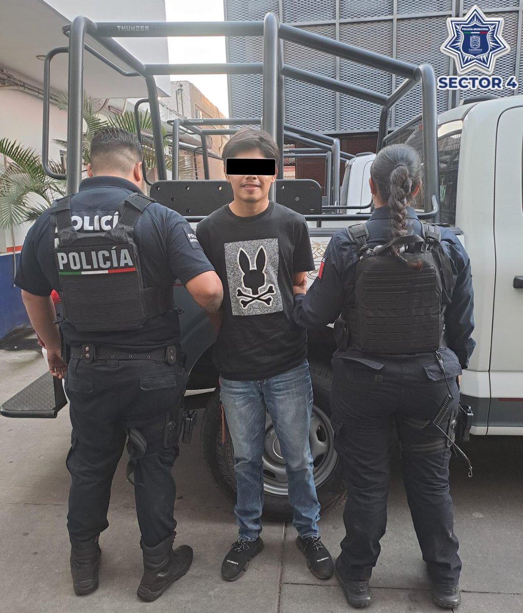 SecretariaTlaq's tweet photo. En Guayabitos, policías de Tlaquepaque detuvieron a un masculino que circulaba en una motocicleta con reporte de robo vigente durante un recorrido de vigilancia #SSPCTlaquepaque https://t.co/ZnAqD3eB52