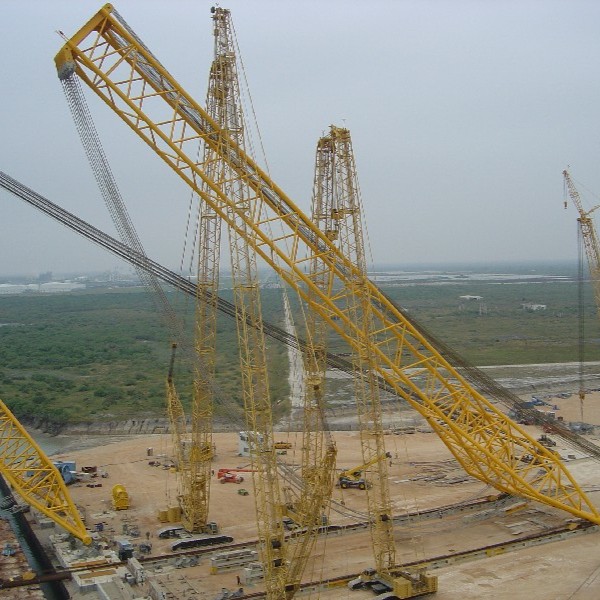 kiewit's tweet photo. Before it became the largest onshore lifting device in the world, it started here.
 
These photos show the assembly of our Heavy Lifting Device (HLD) at KOS in Texas.
 
Now standing 500 feet tall, the HLD has lifted nearly 560 million pounds since first use in 2004. https://t.co/GdlrLmutgY